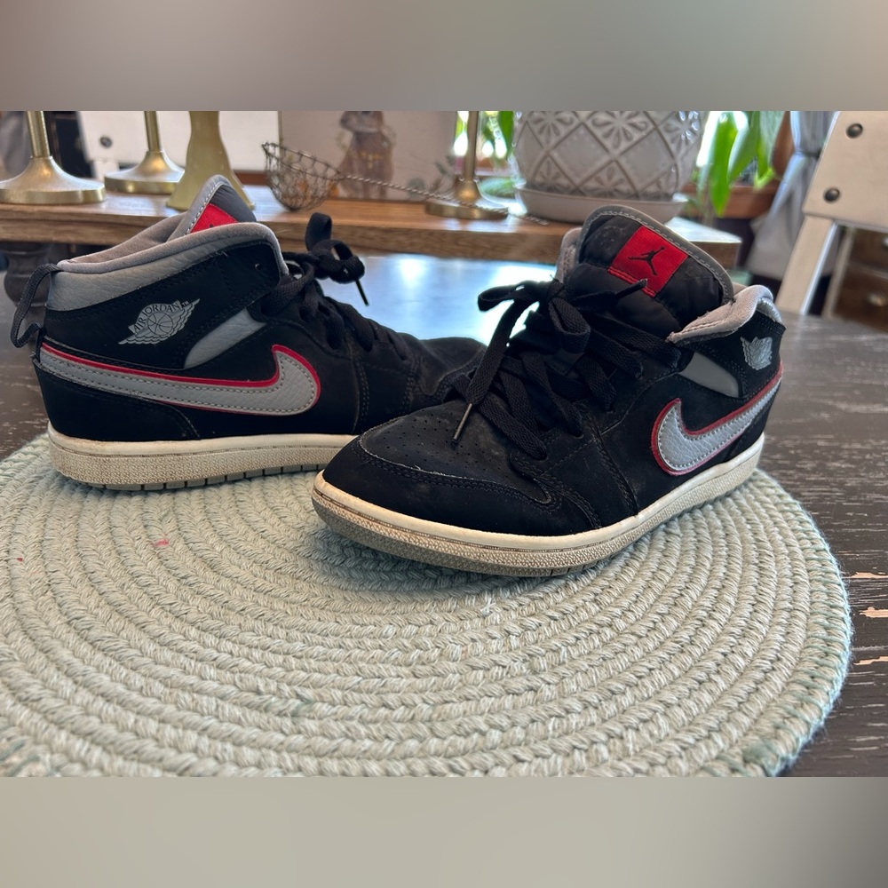 Big Kids size 3 Nike Air Jordan shoes. - Picture 3 of 9
